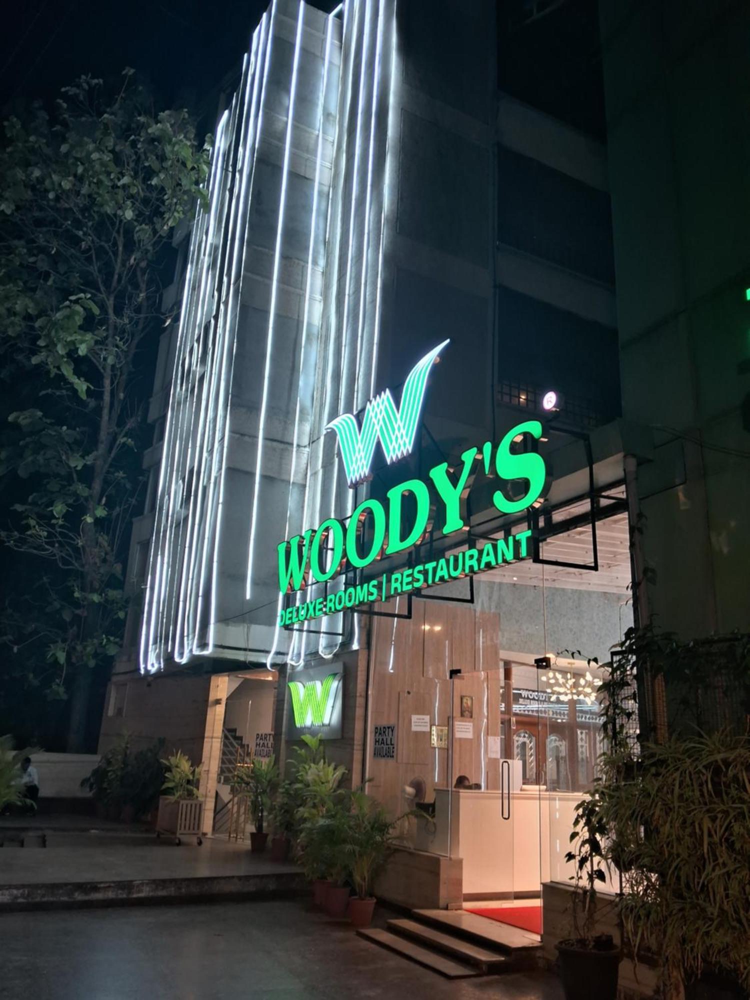 Woody'S Hotel Bangalore Buitenkant foto