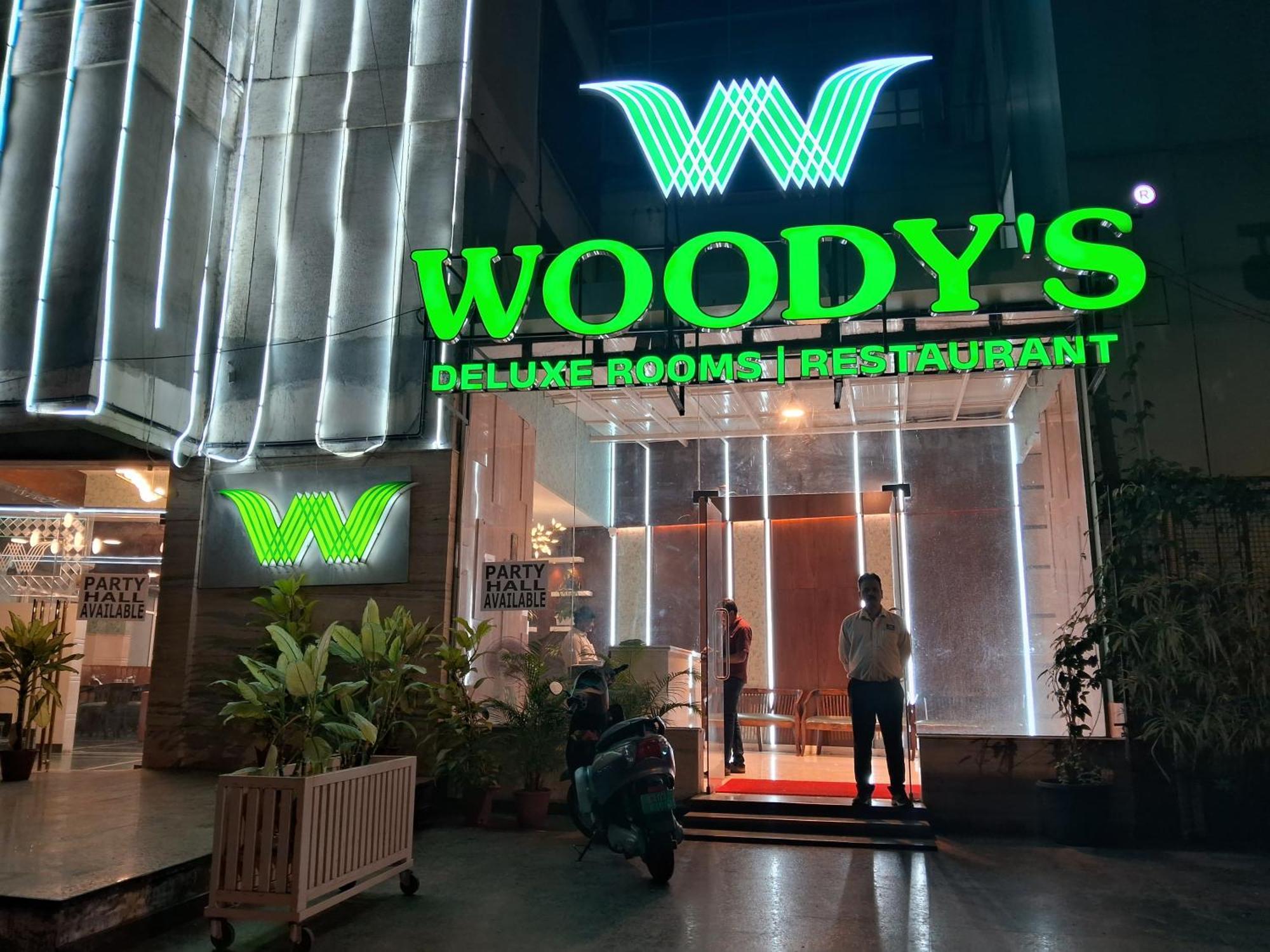 Woody'S Hotel Bangalore Buitenkant foto