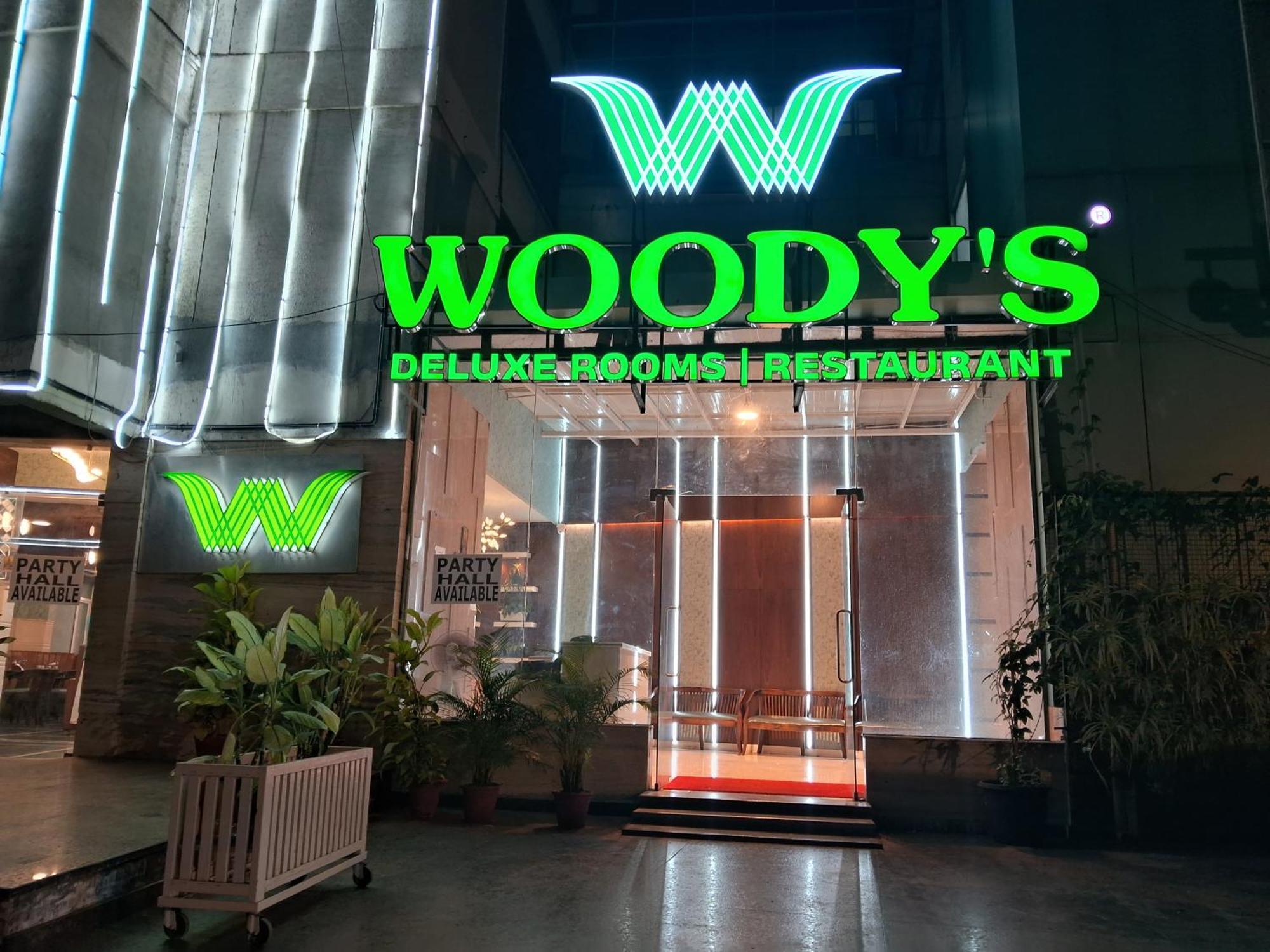 Woody'S Hotel Bangalore Buitenkant foto