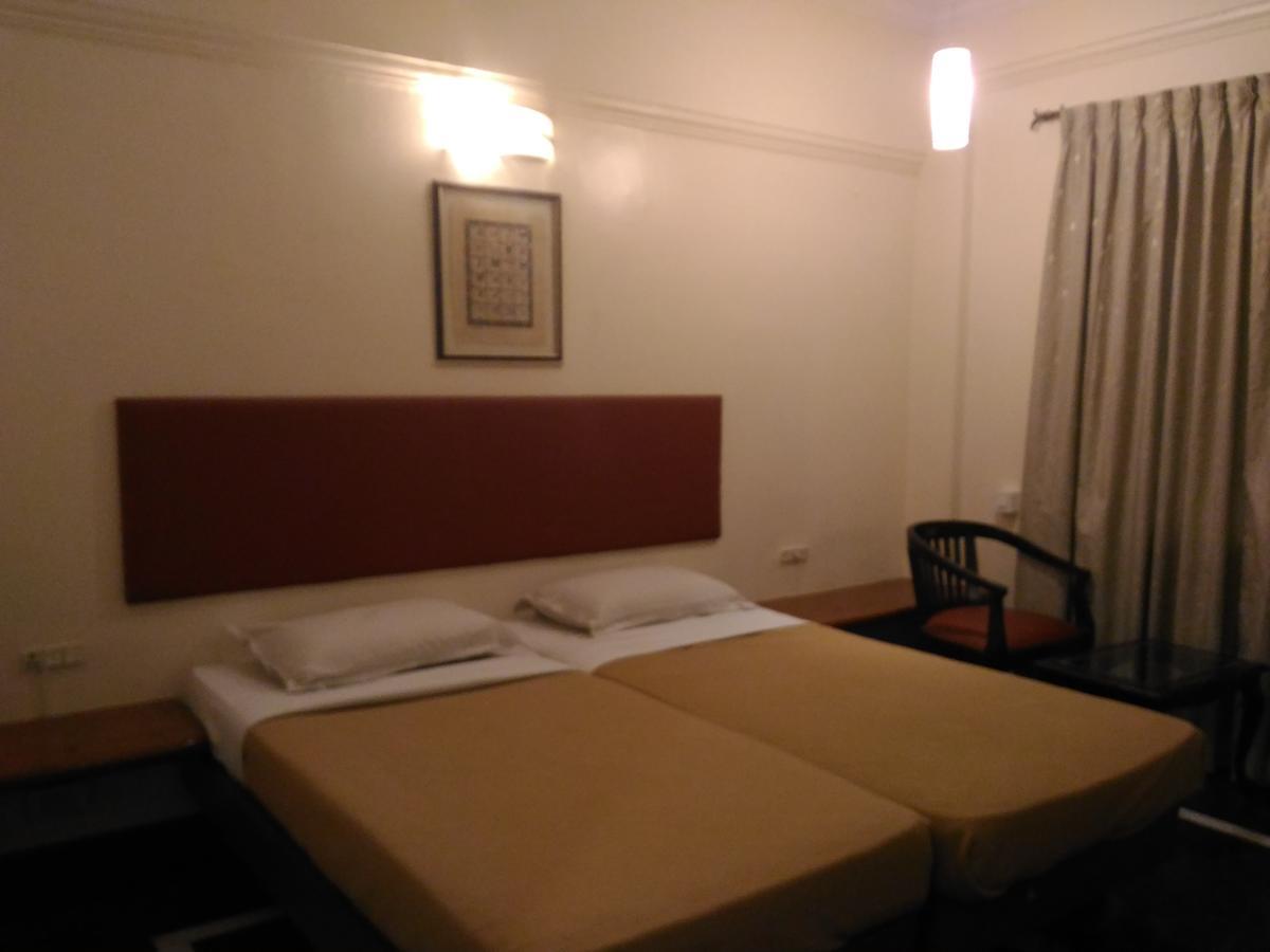 Woody'S Hotel Bangalore Buitenkant foto